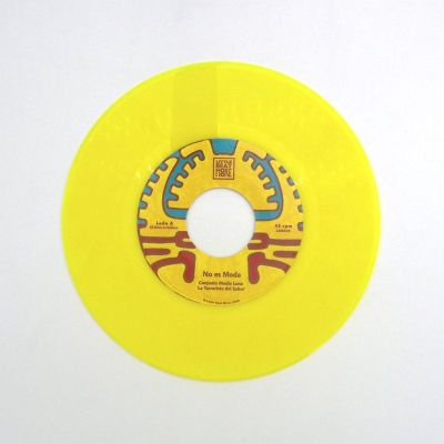 Conjunto Media Luna, La Terrorista del Sabor, Turbo Sonidero — No es Moda / Kumbia Dos Pasitos (7") vinyl cover